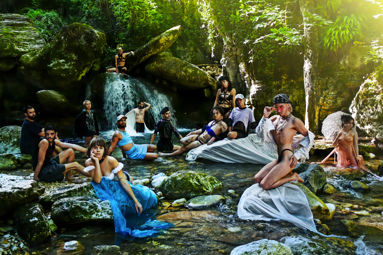Photo des membres du collectif dans la nature devant une cascade