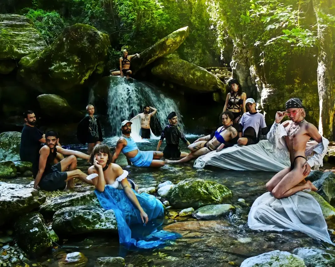 Photo des membres du collectif dans la nature devant une cascade